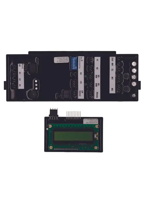 Elektronische Steuerungseinheit von Judo, bestehend aus einer Platine mit verschiedenen Anschlüssen, Schaltern und einem LCD-Display für die Bedienung.